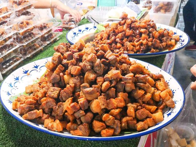 ตลาดน้ำคลองลัดมะยม ของอร่อยๆ เพียบ