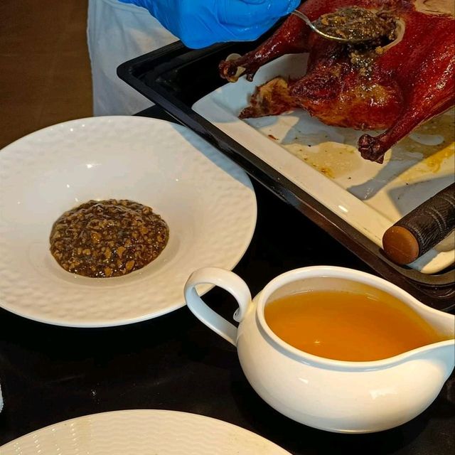 【台北美食】六福萬怡粵亮廣式餐廳，神仙乾坤燒鵝一鵝四吃
