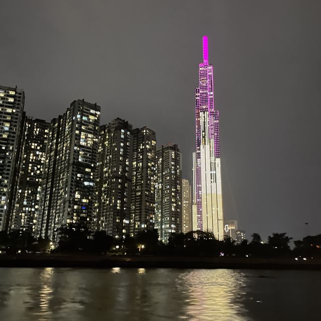 야경은 사이공 워터버스에서