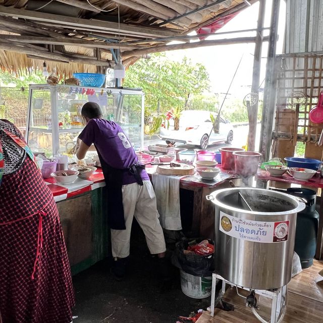 ก๋วยเตี๋ยวริมทางรถไฟ