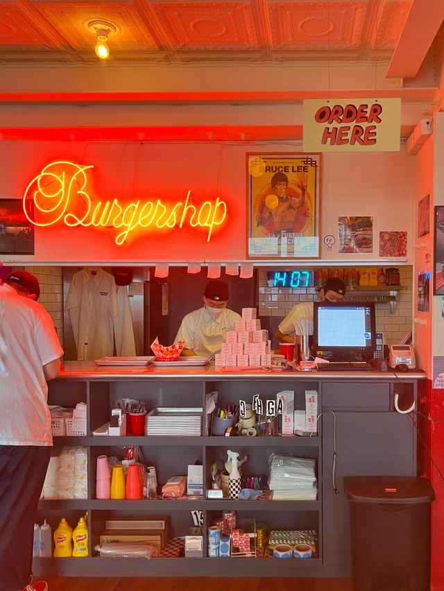 레트로한 미국 느낌 ‘시몬스 그로서리 스토어 버거샵’ 🍔🍟