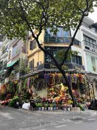 The flower market street in Hanoi🇻🇳📍