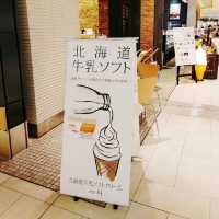 アイスを食べながら牛と記念撮影できる！
