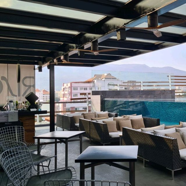 Rise Rooftop Bar & Swimming pool 