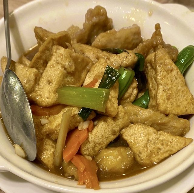 熱鬧的台北東區也有好吃又便宜的家常炒菜⭐️