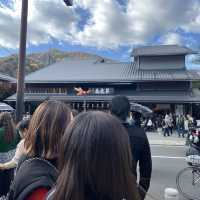 日本京都知名景點｜渡月橋，好多人坐在這裡吹風喝咖啡，還可以划船