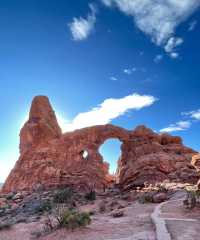 The Arches National Park in the United States, known as the "Red Rock Wonderland", gathers the most beautiful natural arches in the world.