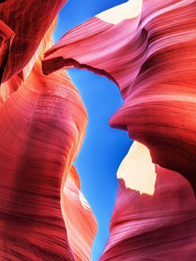 Go to the narrowest and most magical Antelope Canyon in the world to enjoy the magical and colorful colors.