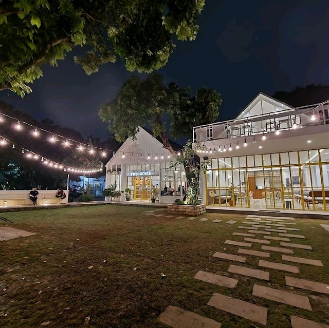 Twin Housemate Cafe