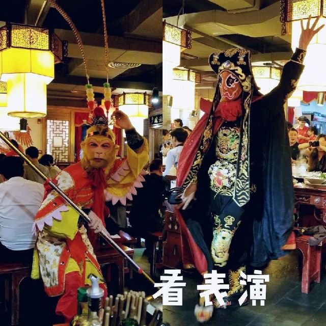 邊享受麻辣火鍋🌶️ 邊看👺變臉國術