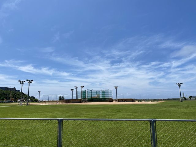 那覇空港から発着する航空機観察スポットと青い海 那覇空港から発着する航空機観察スポットと青い海