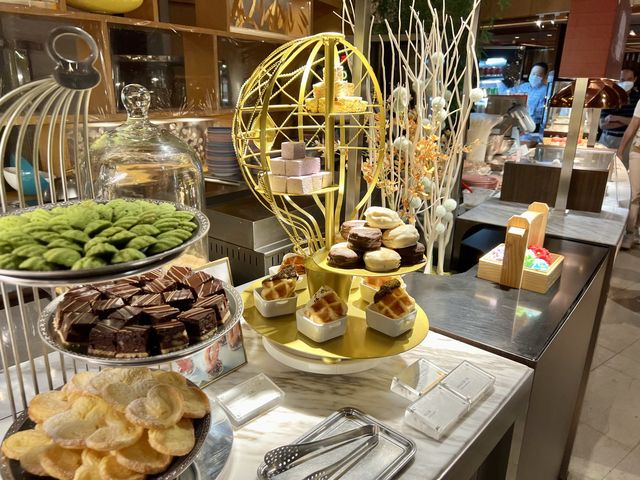 台北自助餐｜喜來登飯店十二廚，甜點精緻好吃，一人還有半隻龍蝦喔
