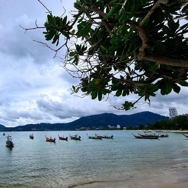 ชายหาดสวย  ทรายขาว น้ำทะเลสีฟ้า