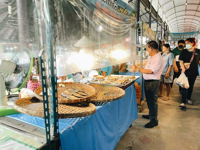 เที่ยววัดไทรใหญ่เลาะตลาดน้ำไทรน้อย ใกล้บ้านใหม่😌