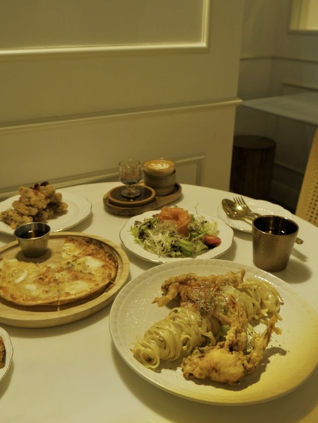 白色和風Cafe，外脆內軟的軟殼蟹意粉 