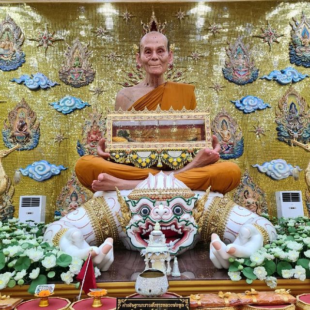 กราบสักการะหลวงพ่อพูล วัดไผ่ล้อม 