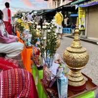 ใส่ชุดมอญตักบาตรที่สังขละบุรี