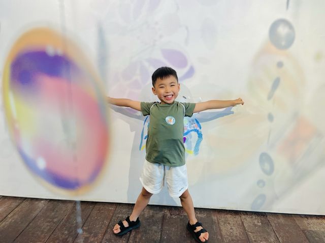 參觀兒童作品畫作展覽！有自己的作品展出～