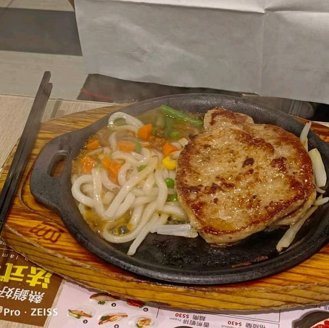 【新莊吃到飽】貴族世家體育館店，自助吧大進步的平價牛排吃到飽！