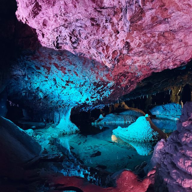 爬進英國的洞穴探險 爬進英國的洞穴探險