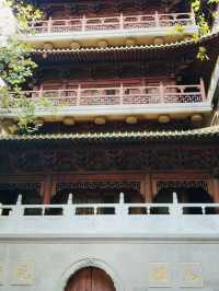 Say a prayer at Jing’An Temple, Shanghai 
