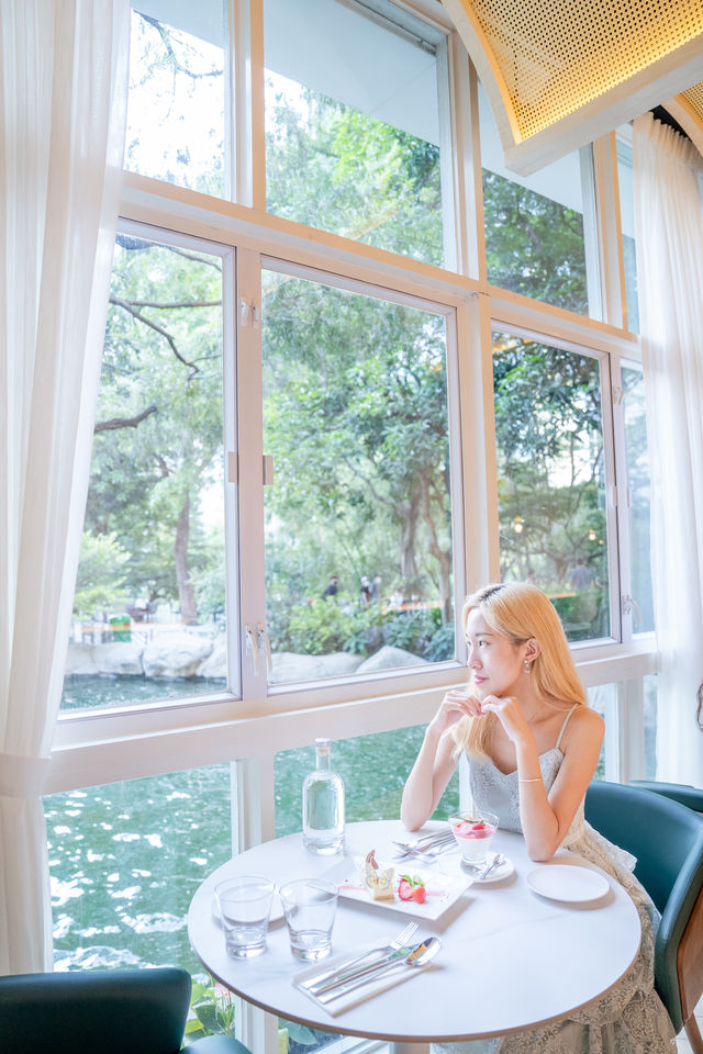  📍湖畔玻璃Cafe-香港公園瀑布池景
