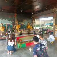 กราบไหว้ หลวงพ่อพระใส ณ วัดโพธิ์ชัย