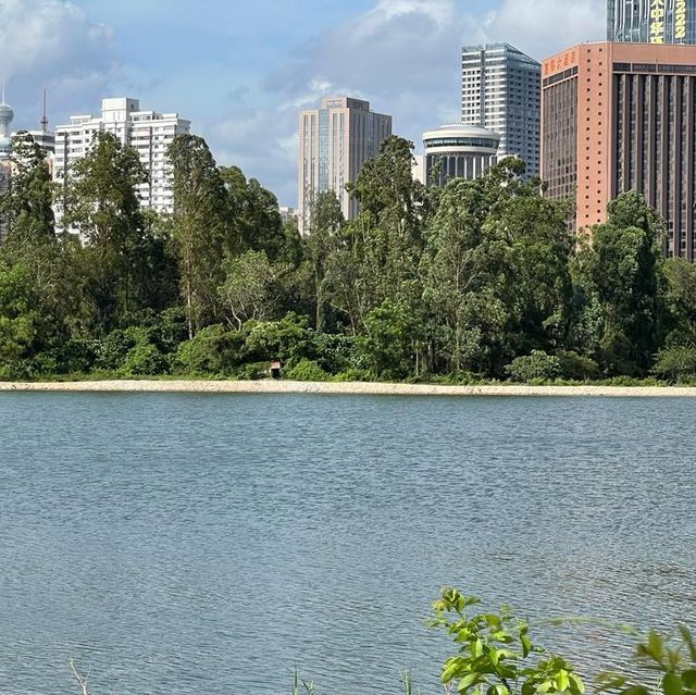沿梧桐河行走，一路飽覽深圳和香港的城鄉美景