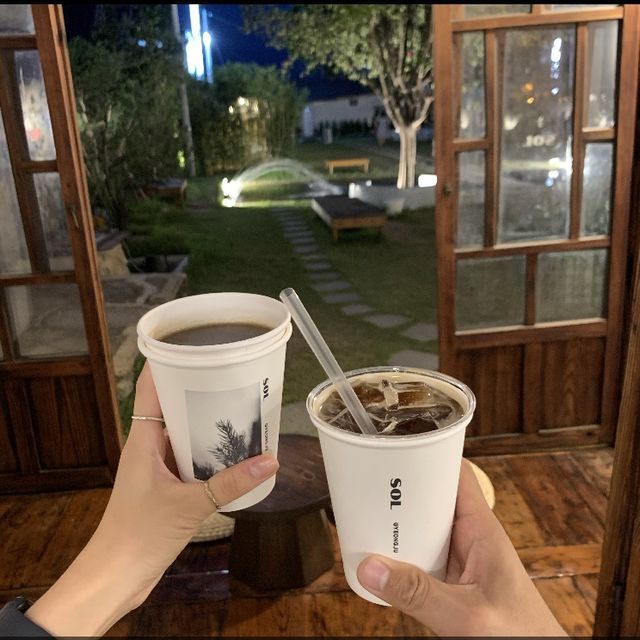 경주의 넓은 야외 테라스 카페_SOL