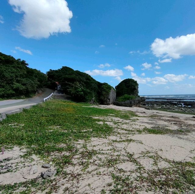 【沖縄 具志頭】美しいブリ(巨岩)と砂の浜✨✨