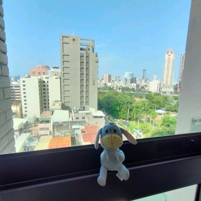 輕鬆遊愛河吃鹽埕美食的愛河智選假日