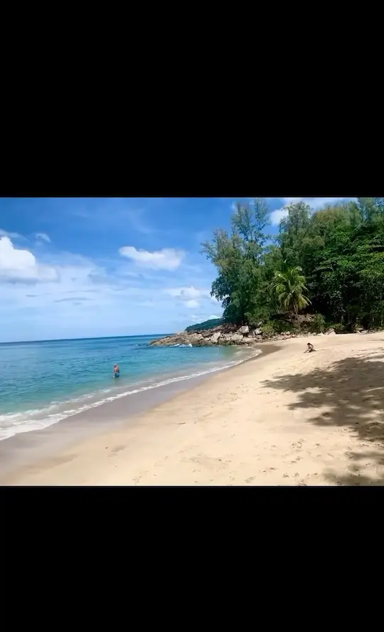 ชายหาดลับๆ ใกล้สะพานไม้หาดในทอน