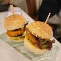 你以為有漢堡包🍔就一定係西餐🍽🙅‍♀️嗎？！🤭😜🤭