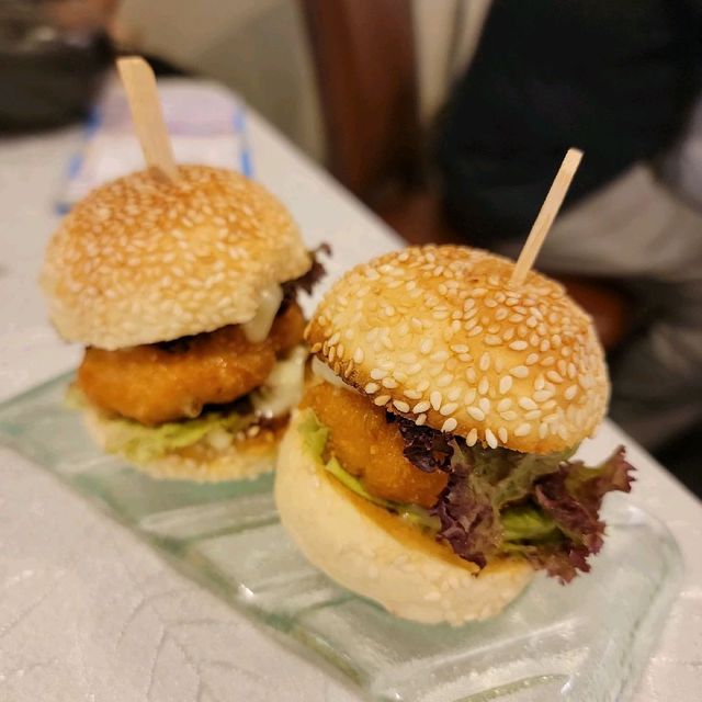 你以為有漢堡包🍔就一定係西餐🍽🙅‍♀️嗎？！🤭😜🤭