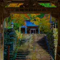 紅葉が素晴らしく　即身成仏のミイラがある珍しいお寺