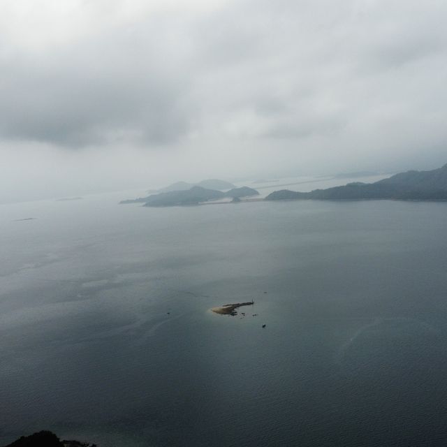 大自然奇觀，巨型摺曲洗衫板岩層