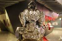 Enjoy shopping and art 