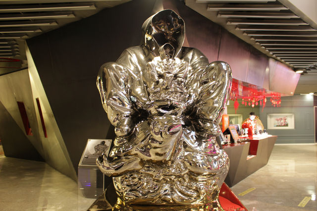 Enjoy shopping and art 