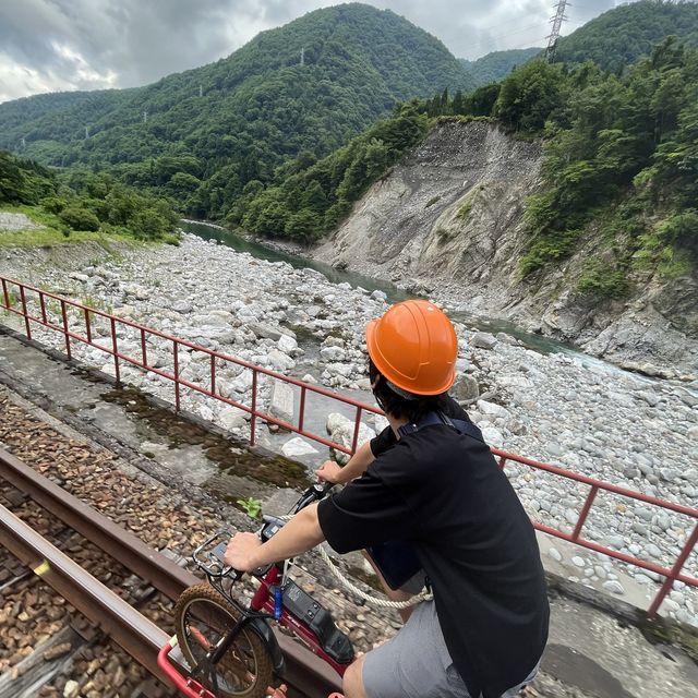 廃線の上を自転車で漕ぎまくる！ガッタンゴー！