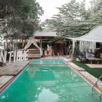 รีสอร์ทเรือนไม้แนววินเทจสุดชิลริมแม่น้ำแม่กลอง