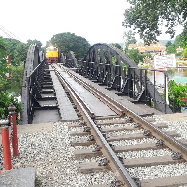สะพานข้ามแม่น้ำแคว กาญจนบุรี
