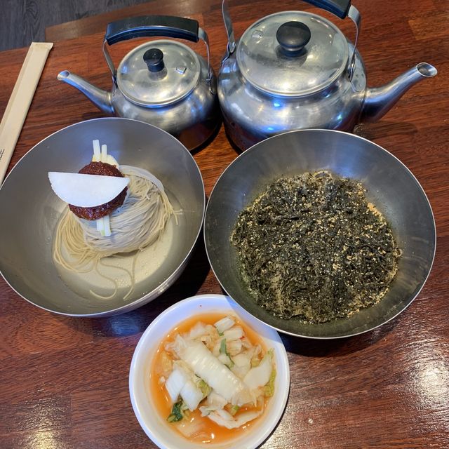 웨이팅은 기본! 찐맛집 고기리막국수