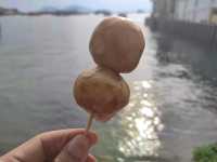 長洲東灣海灘：吃著西瓜冰和大魚蛋曬太陽