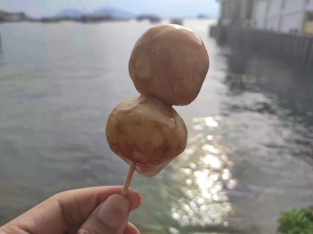 長洲東灣海灘：吃著西瓜冰和大魚蛋曬太陽