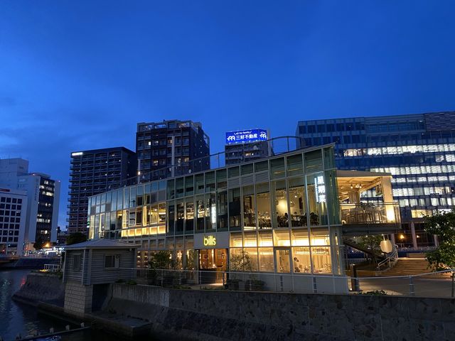 那珂川の水辺で休憩。福岡の夜景も楽しめます。