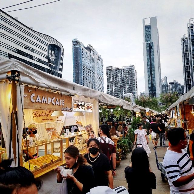 Bustling Crowd In Jodd Fairs Market