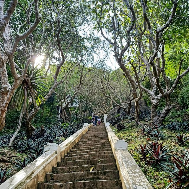 ชมวิวเมืองหลวงพระบางบนพระธาตุพูสี