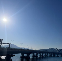 熙來攘往的跨灣大橋