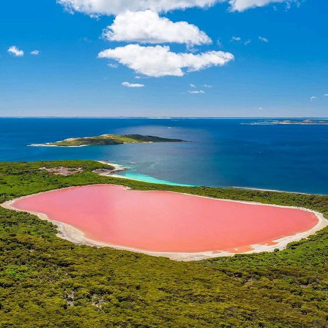 LAKE HILLIER, AUSTRALIA