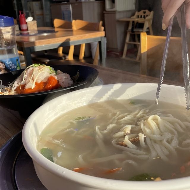 바다를 바라보며 칼국수와 물회 뚝딱 먹어버리기🥰